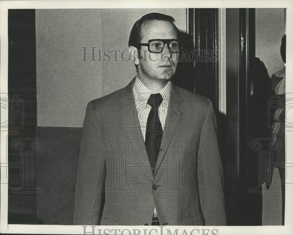 1973 Press Photo Stephen La Rose at Albany County Courthouse in New York - Historic Images