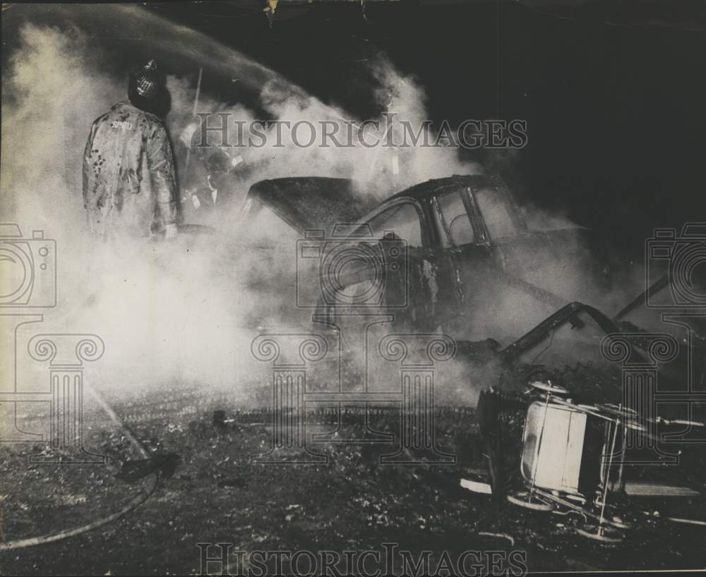 1963 Press Photo Firefighter surrounded by smoke at scene of fire in New York - Historic Images