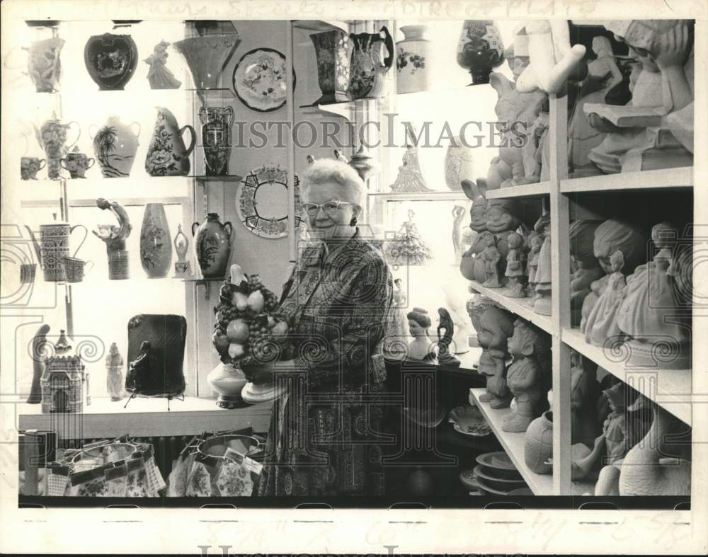 1971 Press Photo Agnes Rainville in her New York gift shop - Historic Images