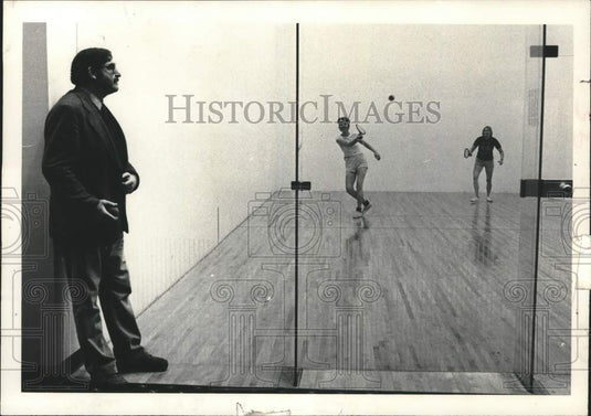 1980 Press Photo Man watches racquetball match at Court Club, Colonie, New York- Historic Images
