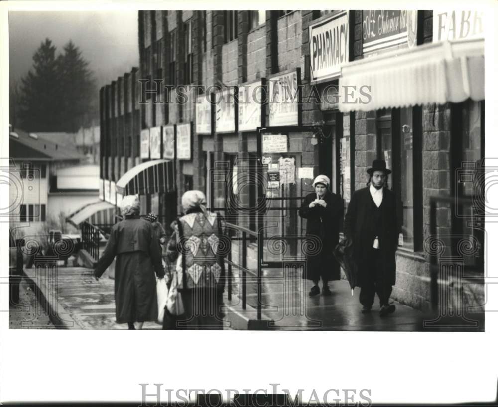 Press Photo Hasidic Jewish sect members on sidewalk in Kiryas Joel, New York - Historic Images