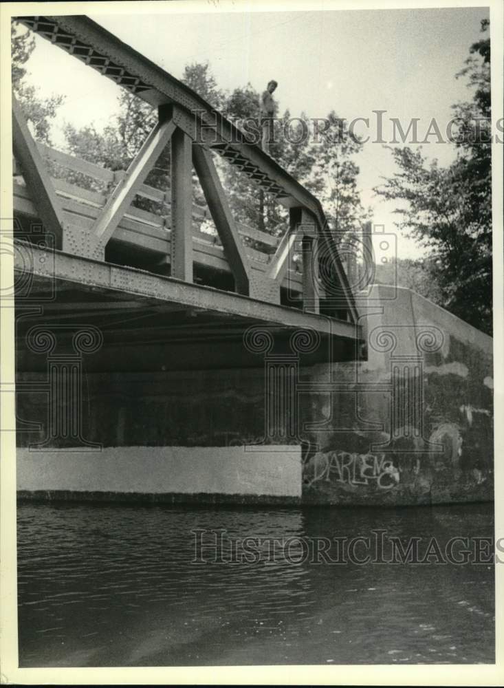 1990 Press Photo Steve Keller prepares to dive from bridge into creek, New York - Historic Images