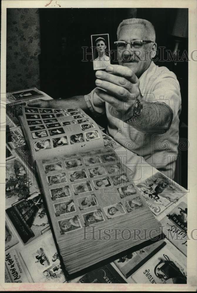 1975 Press Photo William Knapp with photo album in New York - Historic Images