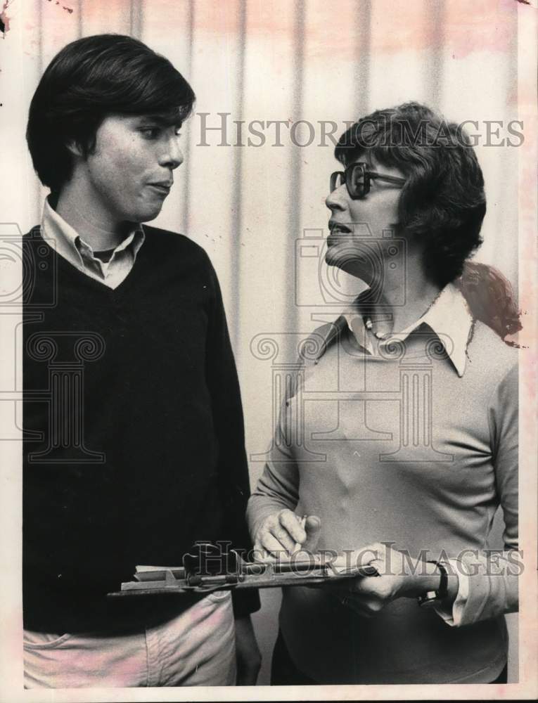 1975 Press Photo Chris Aver with Eleanor Koblenz in Albany, New York - Historic Images