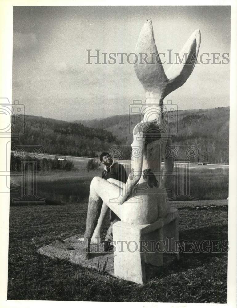 1990 Press Photo Roy Kanwit with one of his sculptures in Spencertown, New York - Historic Images