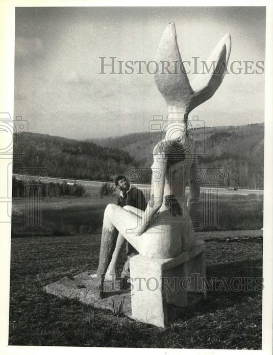 1990 Press Photo Roy Kanwit with one of his sculptures in Spencertown, New York - Historic Images