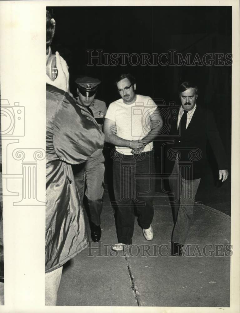 1974 Press Photo Police officers handcuffed suspect in New York - Historic Images