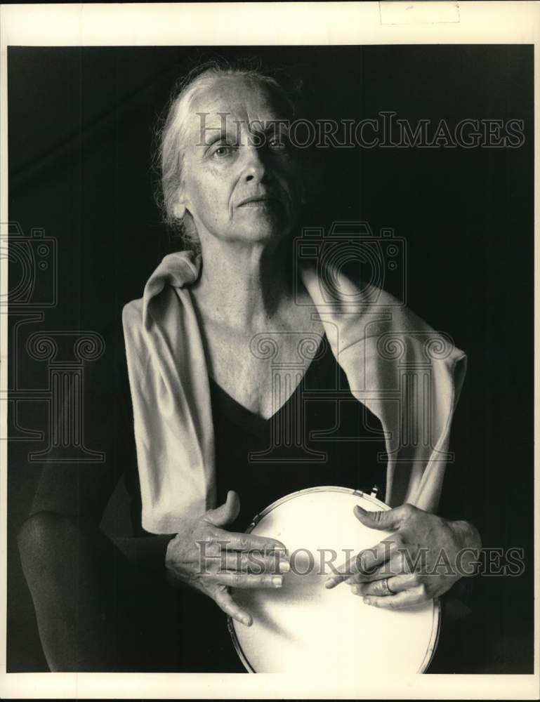 1989 Press Photo Pat Peterson with drum in New York - Historic Images