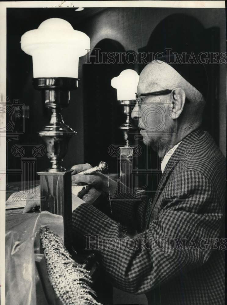 1975 Press Photo Samuel Kovitz praying at synagogue in New York - Historic Images