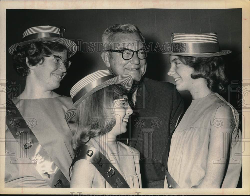 1964 Press Photo Congressman chats with Women's Republican Club in Nassau, NY - Historic Images