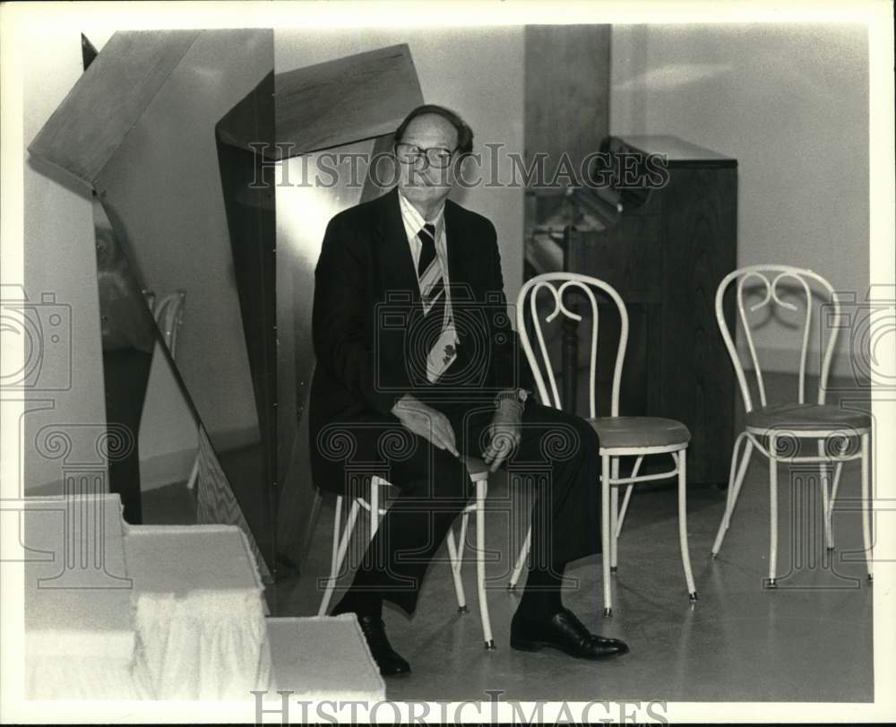 1990 Press Photo Irving Kirsch at Center Galleries, Albany, New York - Historic Images