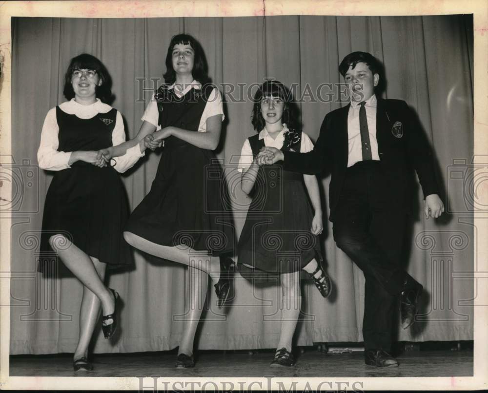 Press Photo Group dances to Irish lilt on stage in New York - Historic Images