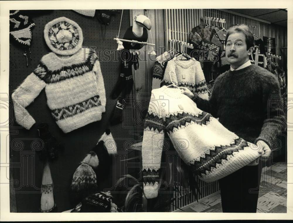 1985 Press Photo Daniel Welch shows off sweater at Incan Arts store in New York - Historic Images
