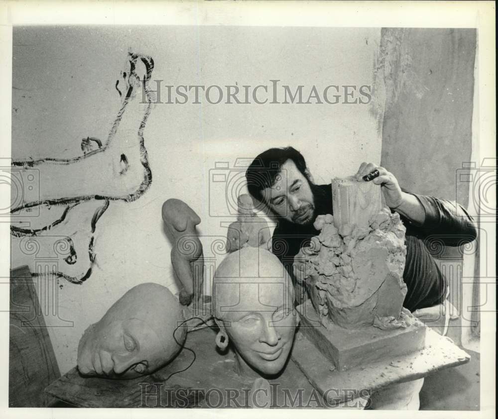 1990 Press Photo Roy Kanwit works on sculpture in his Spencertown, New York shop - Historic Images