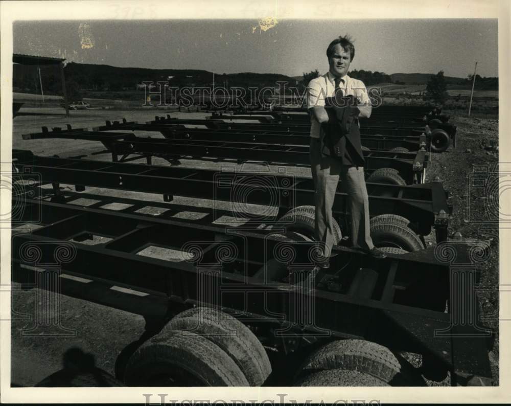 1984 Press Photo Thomas King stands on frame of trailer in Albany, New York - Historic Images