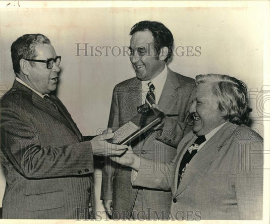 1976 Trial lawyers honor judge during ceremony in Albany, New York - Historic Images