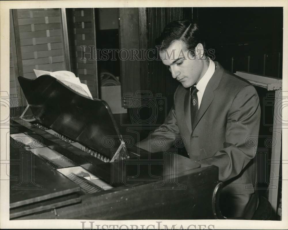 1969 Alton Koren playing piano in New York-Historic Images