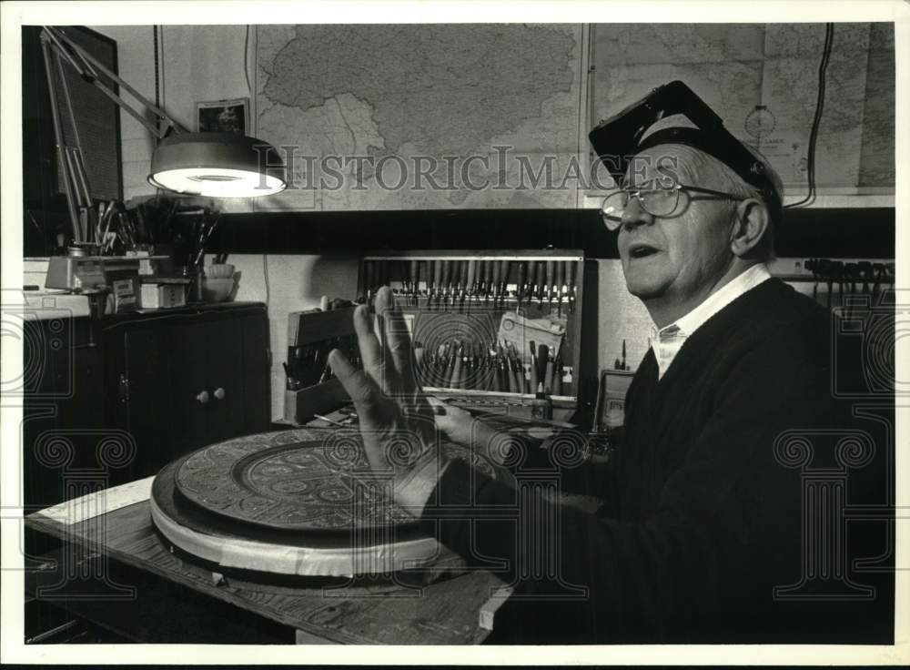 1989 Press Photo Woodcarver Michael Korhun at his workbench in Troy, New York - Historic Images