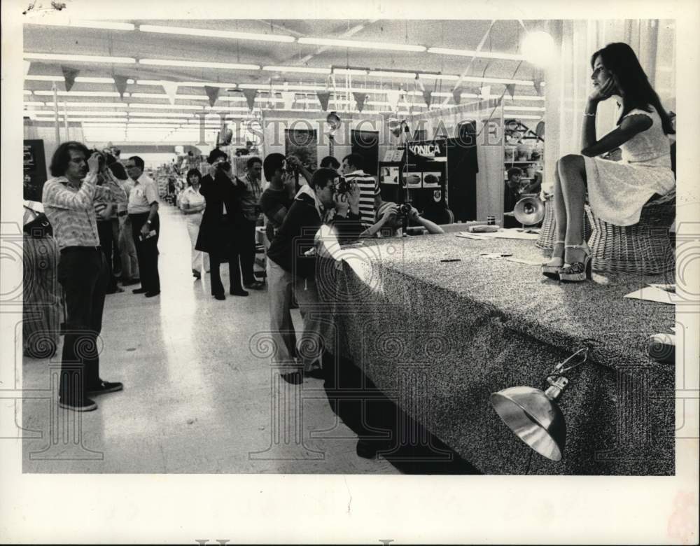 1977 Press Photo Sue Bernadou, Miss April, poses for photo shoot in New York - Historic Images