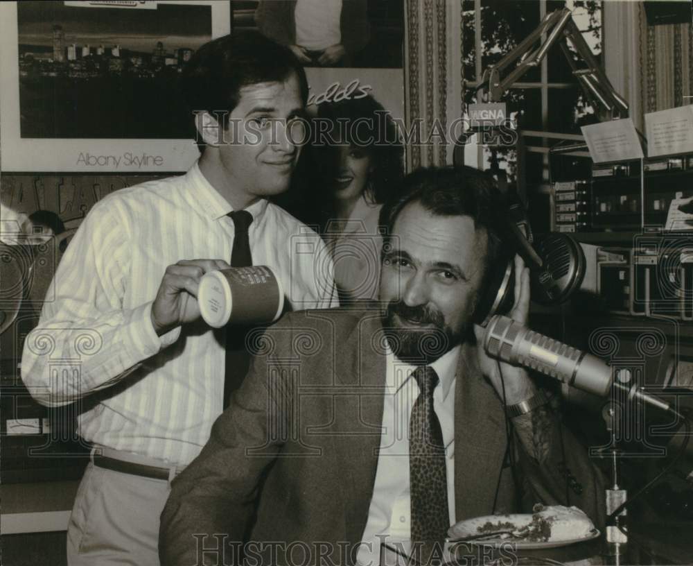 1989 Press Photo WGNA radio personality Richie Phillips with cohost in studio - Historic Images