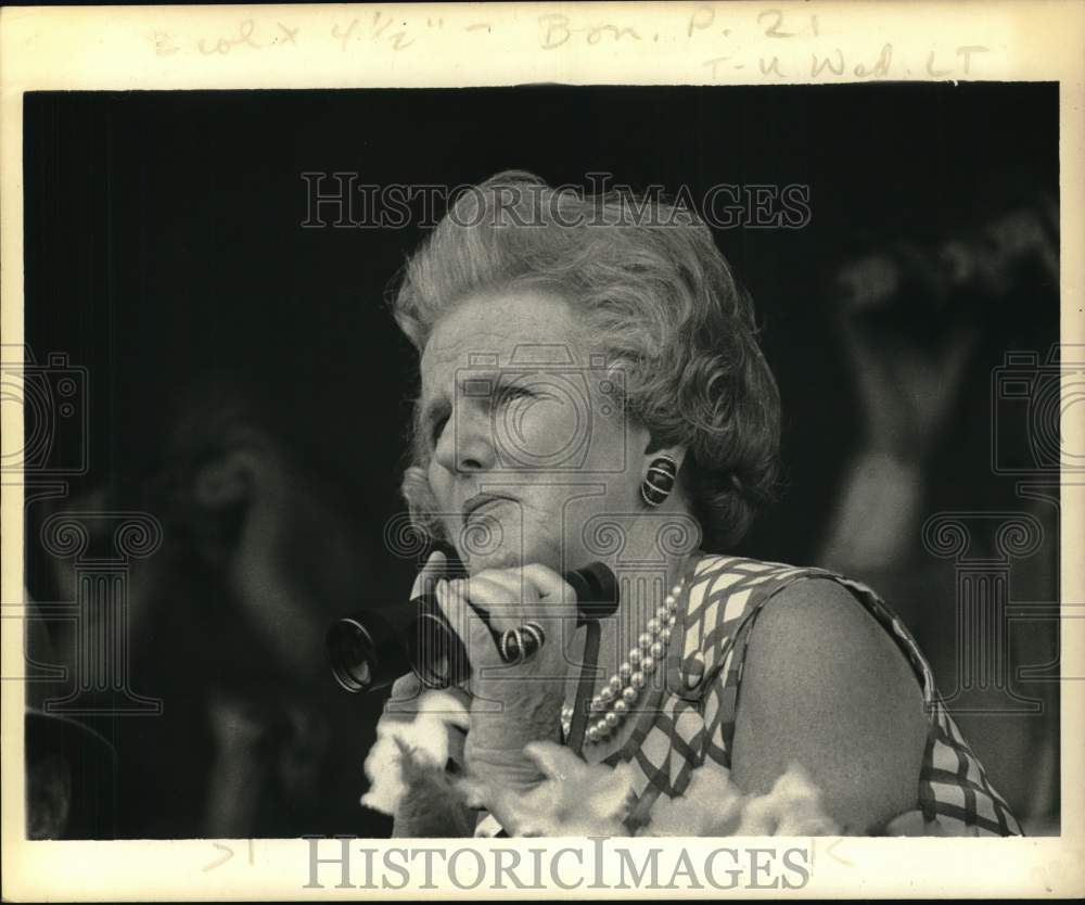 1973 Press Photo Mrs. Ogden Phipps with binoculars at Saratoga Raceway, New York- Historic Images