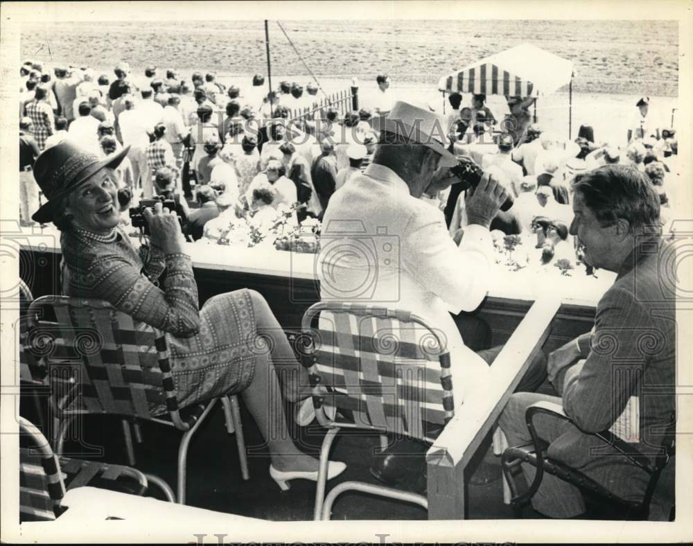 1973 Press Photo Mrs. & Mr. Ogden Phipps and Alfred G. Vanderbilt, Saratoga, NY- Historic Images