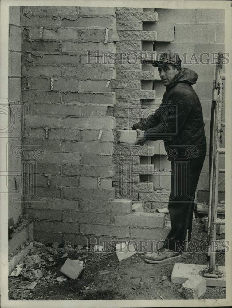 Press Photo Vincent Agneta, mason, with vandalized brickwork in Albany, New York - Historic Images