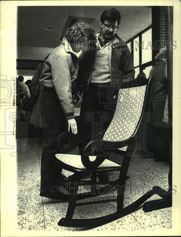 1988 Press Photo Rick &amp; Jean Lowenstein inspect chair at New York antique show - Historic Images