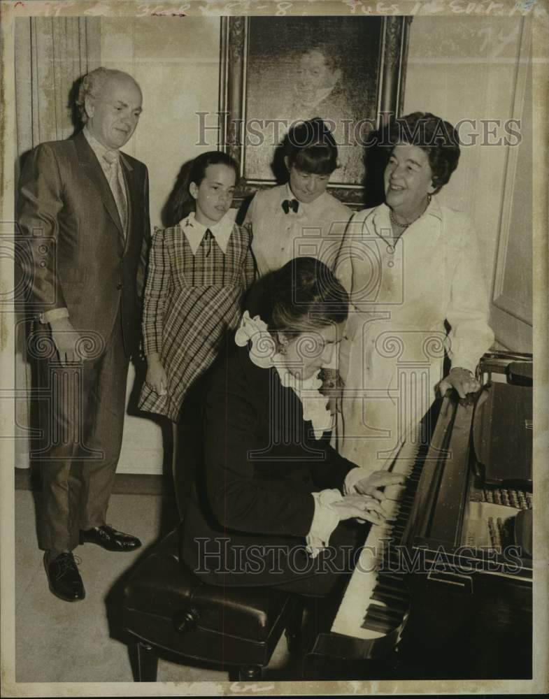 1979 Press Photo Group listens to Lili Kraus play piano in New York - Historic Images
