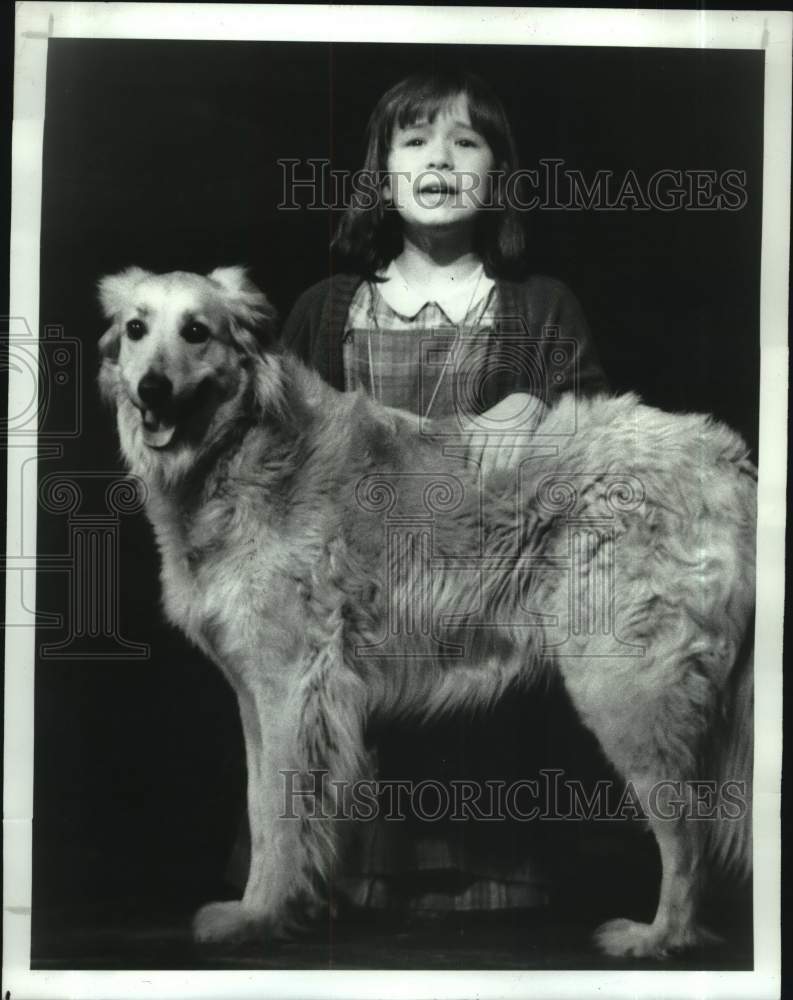 1991 Press Photo Annie &amp; Sandy perform &quot;Tomorrow&quot; on stage in Albany, New York - Historic Images