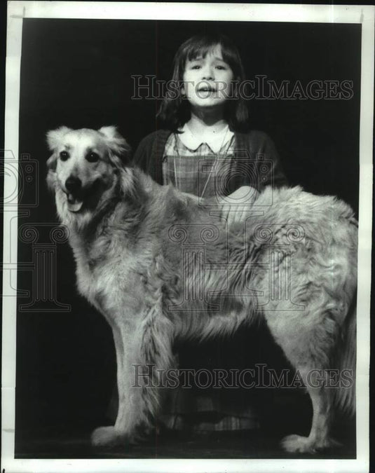 1991 Press Photo Annie & Sandy perform "Tomorrow" on stage in Albany, New York - Historic Images