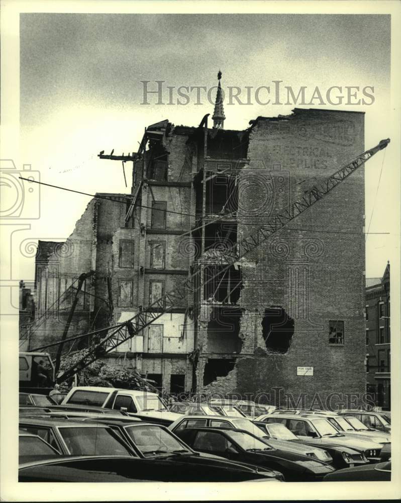 1986 Demolition of building on Hudson Avenue, Albany, New York - Historic Images