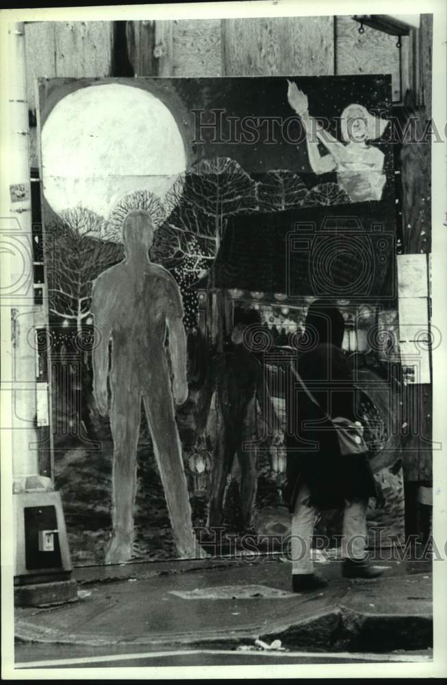 1991 Press Photo Pedestrian walks past mural in downtown Albany, New York - Historic Images