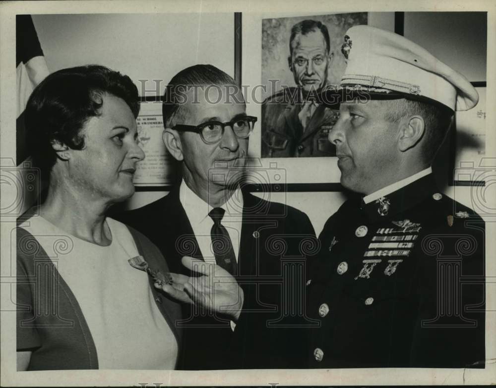 1967 Press Photo Major Andrew E. Andersen admires military medal in New York - Historic Images