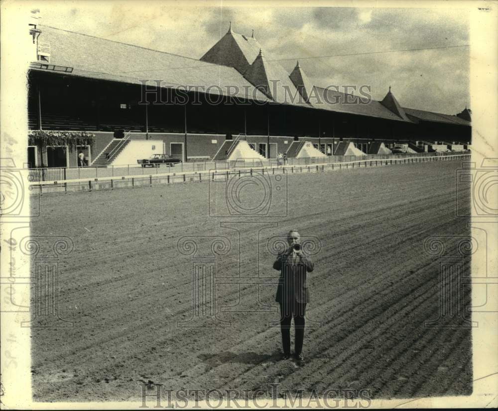 1972 Press Photo Steve Anthony with bugle on track at New York racecourse- Historic Images