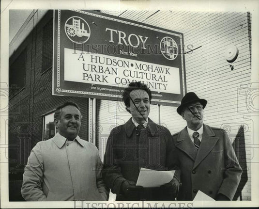 1980 Press Photo Politicians stand outside Uncle Sam Atrium in Troy, New York - Historic Images