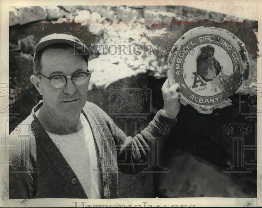 Press Photo Thomas Kerwin with Amsdell Brewing Co. tray found in Albany, NY - Historic Images