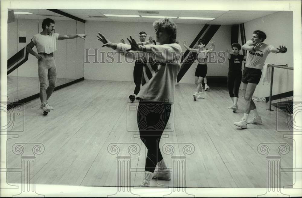 1989 Press Photo Instructor leads aerobics class in Albany, New York - tua60441- Historic Images