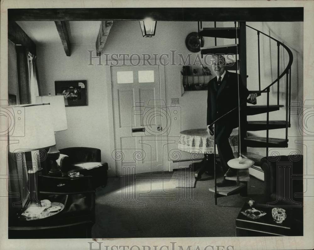 1969 Press Photo New York State Senator William E. Adams in his home - Historic Images