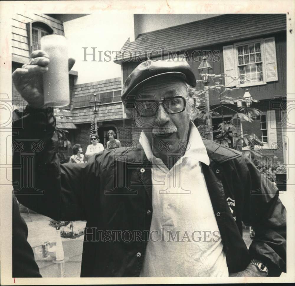 1976 Press Photo Actor Jack Albertson raises a toast at event in New York - Historic Images