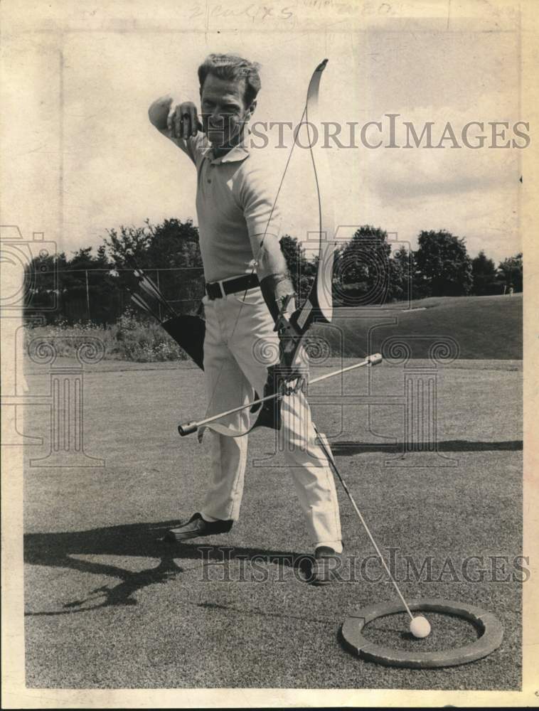 1968 Press Photo Eddie Albert preps for archery golf tournament in Albany, NY- Historic Images