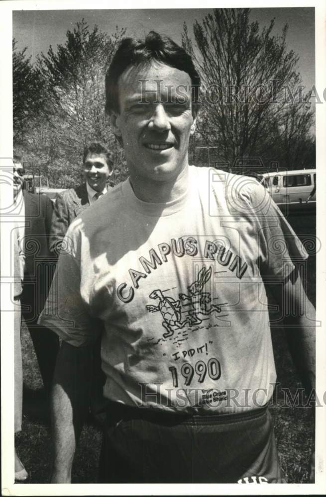 1990 Press Photo Bill Kipp wins State Office Campus Run in Albany, New York- Historic Images