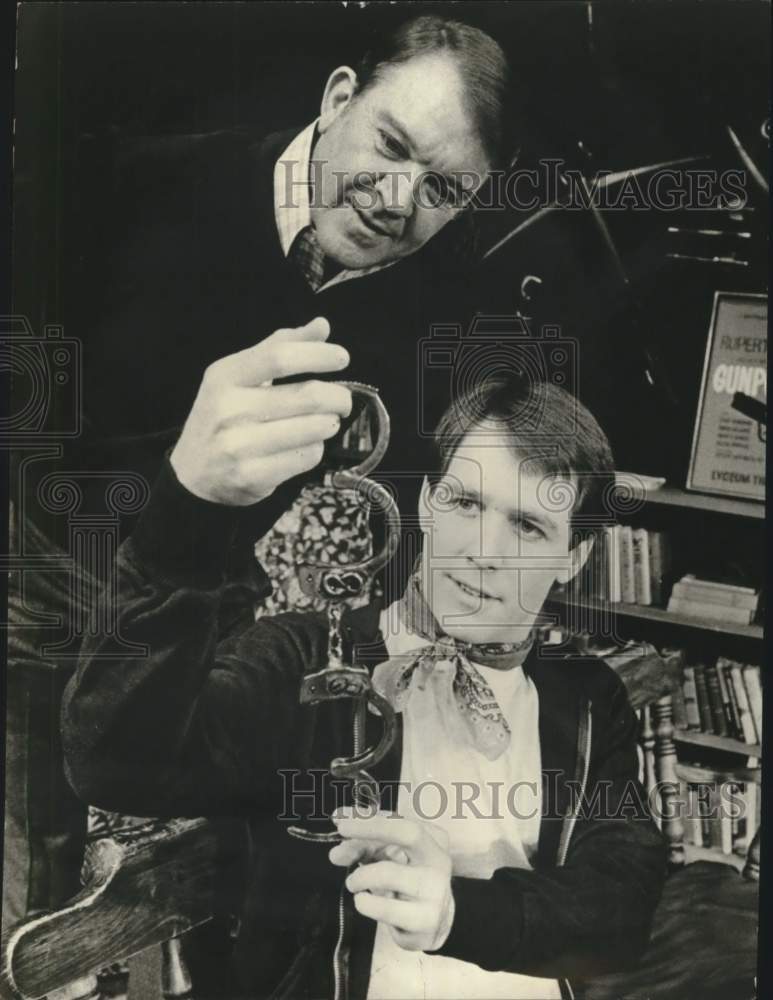 1980 Press Photo Donald Barton &amp; Michael McBride examine handcuffs in New York - Historic Images