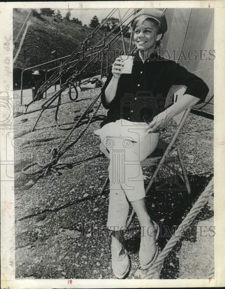 Press Photo Producer Judith Ann Abrams with drink outside tent in New York - Historic Images