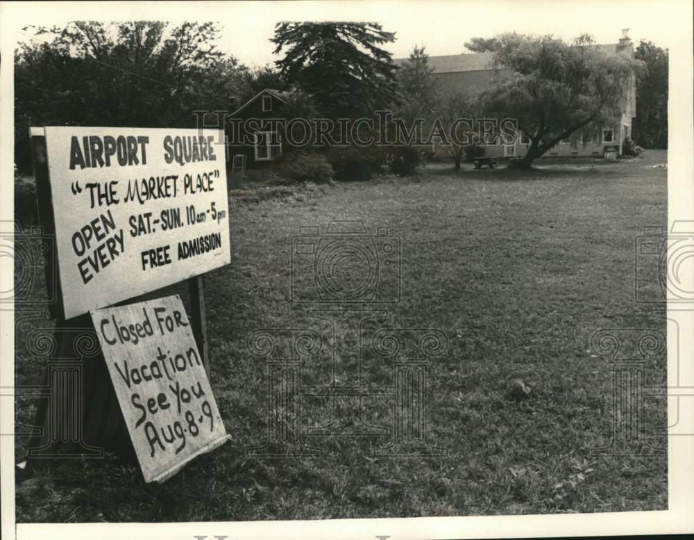 1981 Press Photo Signs posted at Airport Market Square, Glenville, New York - Historic Images