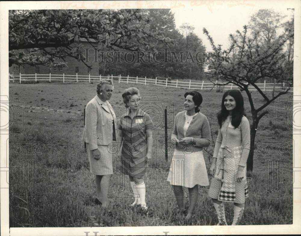 1971 Press Photo Ladies chat during walk through field in New York - Historic Images