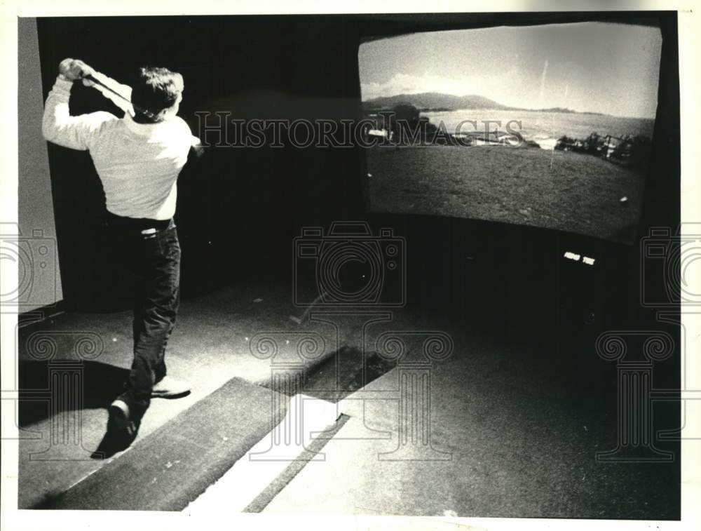 1990 Press Photo John Vacarro plays virtual golf at OATB in Albany, New York- Historic Images