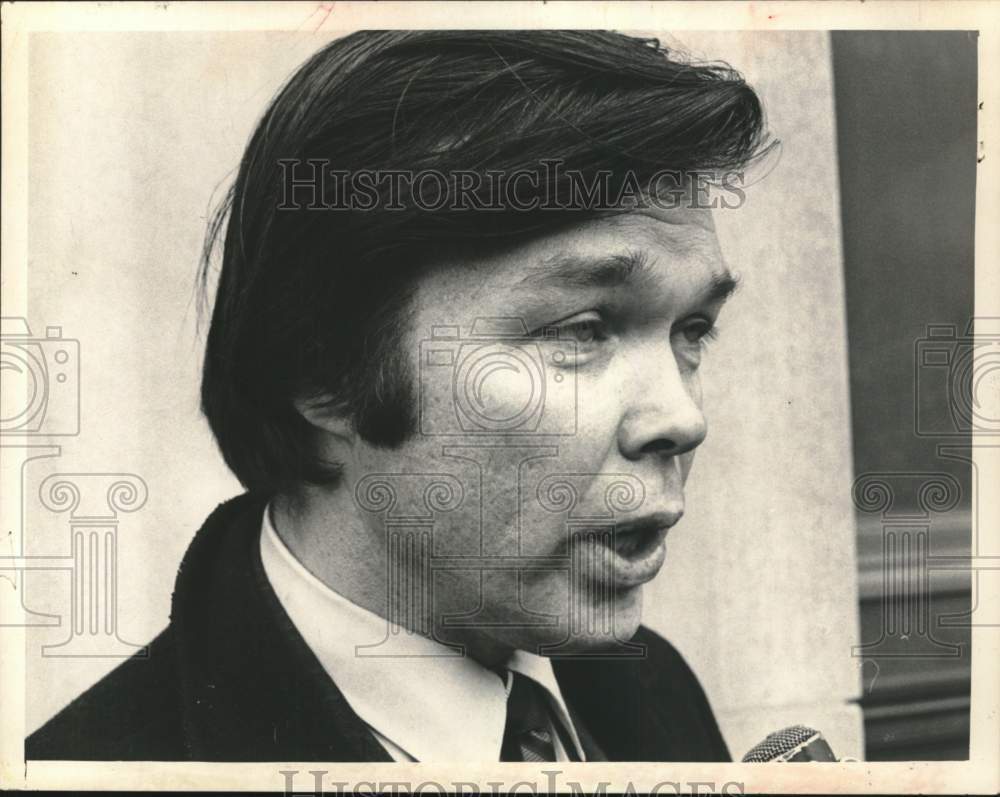 1971 Press Photo Bill Baird outside abortion hearing in Albany, New York - Historic Images