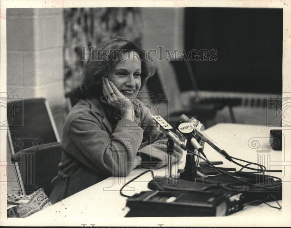 1979 Press Photo Shana Alexander holds press conference in New York - Historic Images