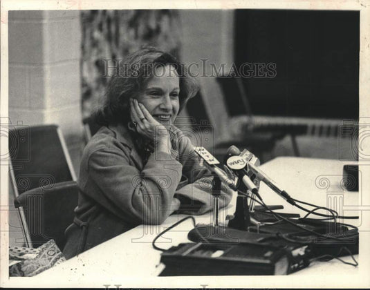 1979 Press Photo Shana Alexander holds press conference in New York - Historic Images